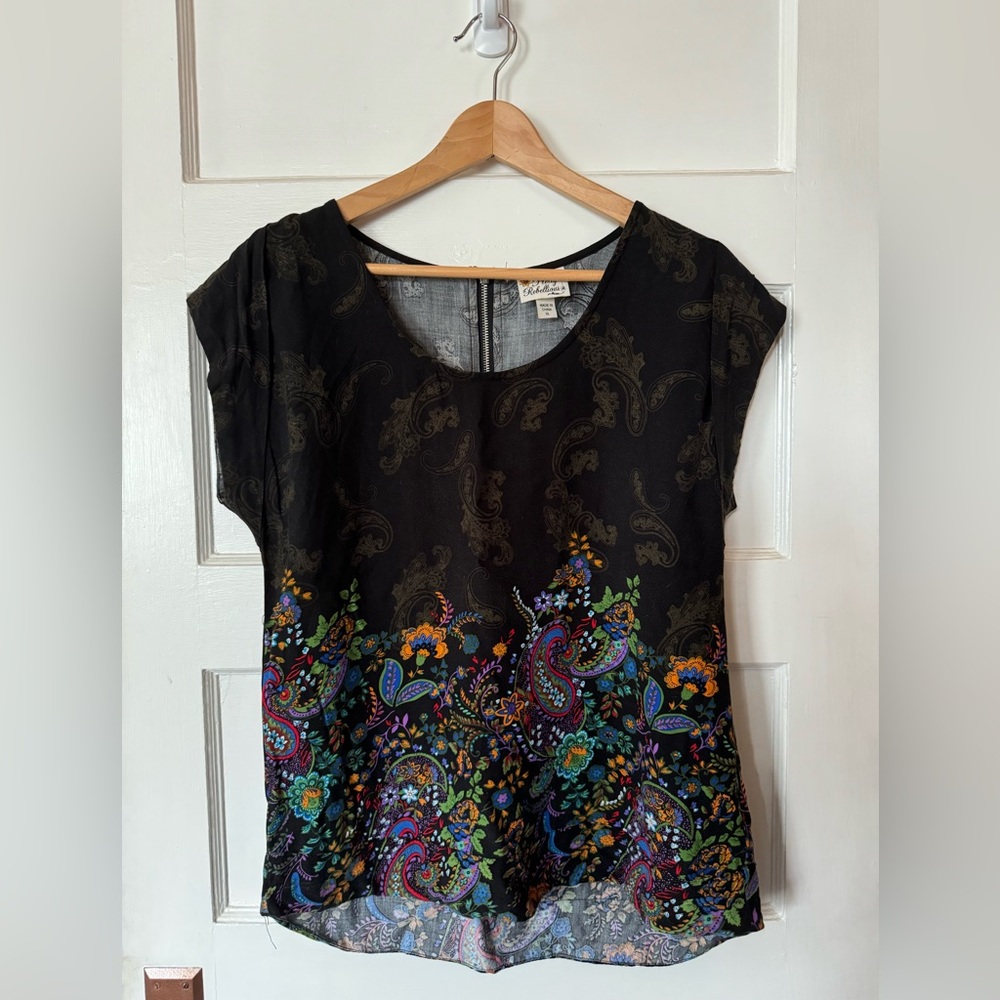 Black cap sleeve colorful printed top from Pretty Rebellious size Medium